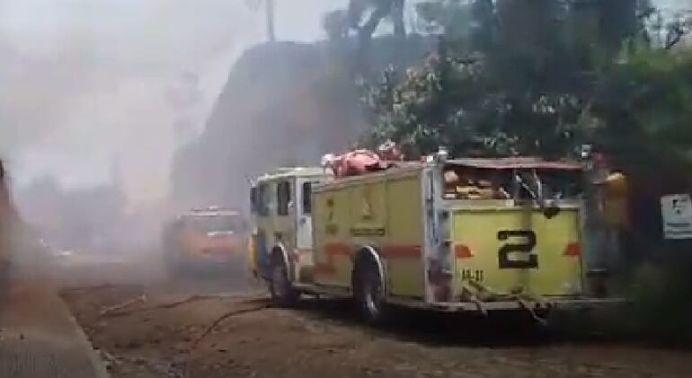 Incendio en Fernando de la Mora que afecta tres depósitos que contienen diferentes materiales.