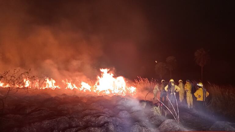 Grandes incendios forestales se están registrando a nivel nacional. Fotografía captada anoche, en una de las zonas de combate de los bomberos voluntarios del área Central.