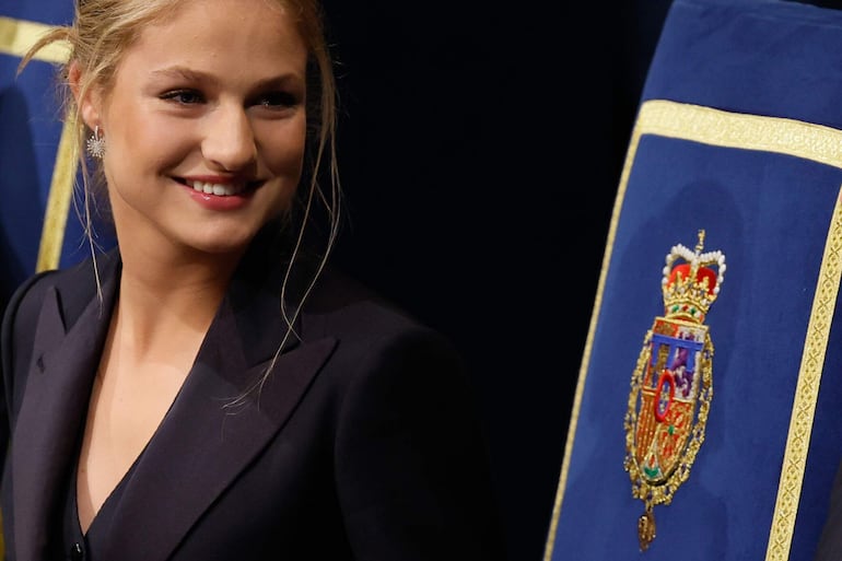 ¡Hermosa! La princesa Leonor, futura reina de España, en la entrega de los Premios Princesa de Asturias en el Teatro Campoamor. (EFE/Ballesteros)
