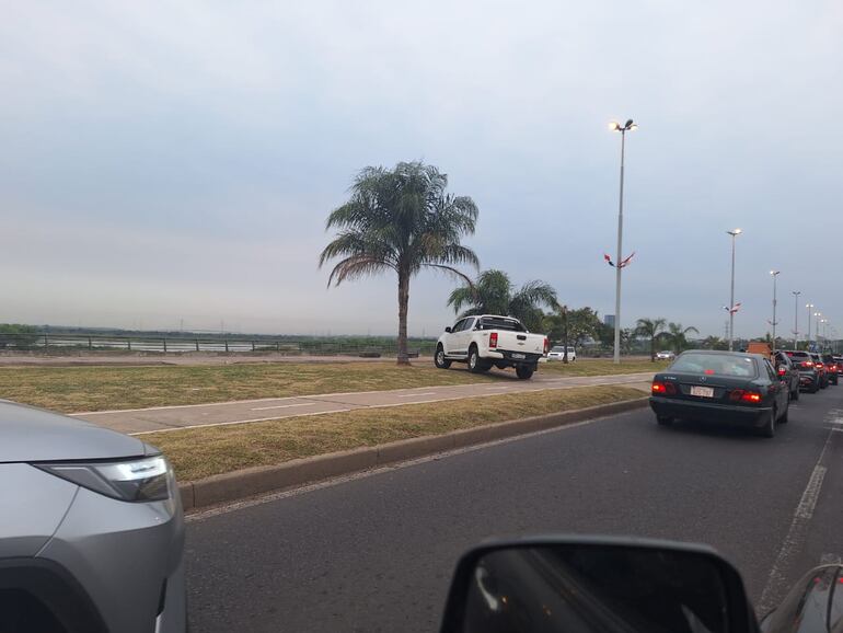 Automovilistas salían de la fila para atravesar la Costanera por encima del paseo central y retomar el camino durante la manifestación de damnificados.