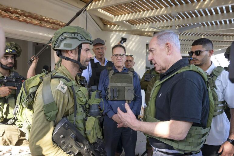 El primer ministro de Israel, Benjamín Netanyahu, visitó hoy el kibbutz Beeri y kibbutz Kfar Aza (Israel). Su servicio de inteligencia admitió errores al no detectar la ofensiva que preparaba el grupo Hamás. (EFE)