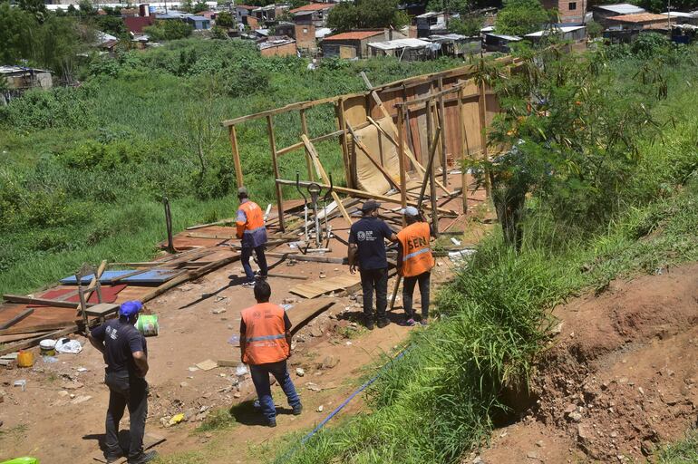 La Secretaría de Emergencia Nacional (SEN) se encargó de despejar el camino a Maracana’i, en donde había viejos refugios.