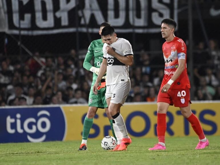 Saúl Salcedo (i), jugador de Olimpia, abandona el campo por una lesión muscular en el partido frente a Sportivo Ameliano por la jornada 15 del torneo Apertura 2024 del fútbol paraguayo en el estadio Osvaldo Domínguez Dibb, en Asunción.