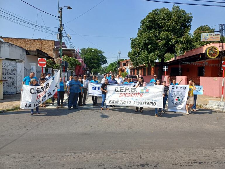 Movilización de funcionarios y docentes de la UNA cerrando media calzada frente a la sede de la UNA de la Facultad de Filosofía y Colegio Experimental Paraguay Brasil (CEPB).