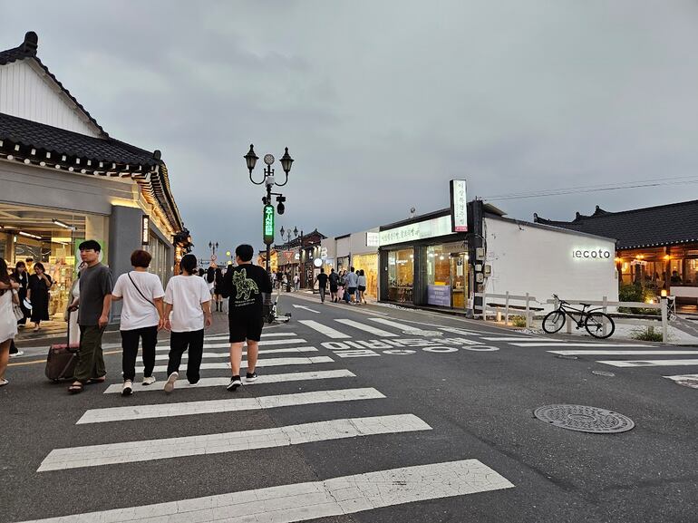 En Gyeongju no puede faltar un paseo por la calle Hwangnidan, llena de pintorescos cafés y locales de artistas.