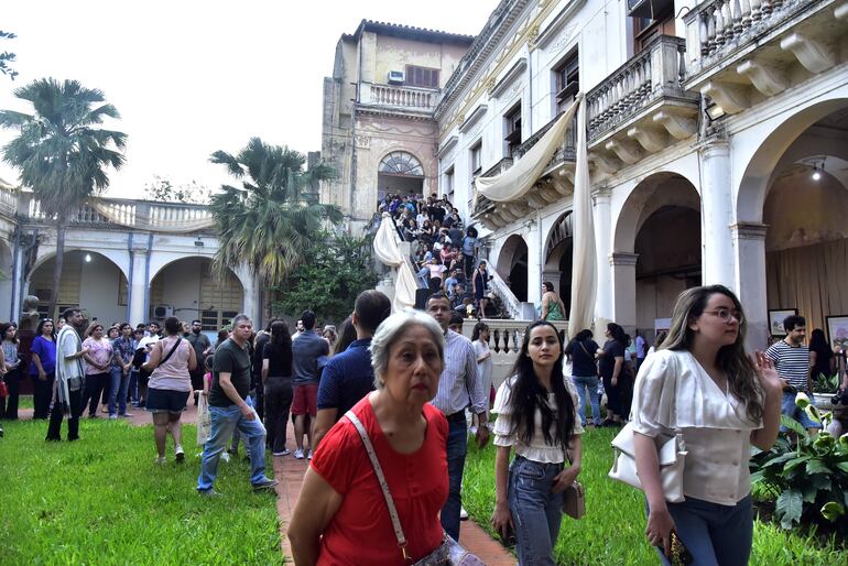 Vista del patio del Palacio Patri, que se llenó de público para el inicio de uno de los recorridos guiados.