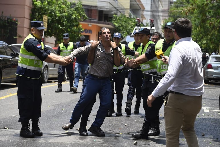 Detenidos en las afueras del Congreso en manifestaciones contra la aprobación de la ley que crea la Superintendencia de Jubilaciones.