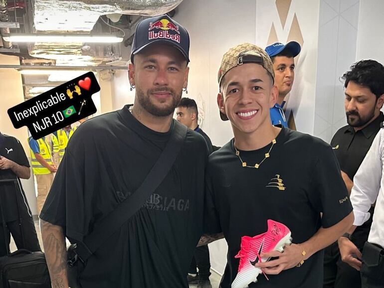 Neymar y Matías Segovia (d) después del partido por la Liga de Campeones de Asia.