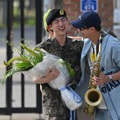 Jin (i) concluye su servicio militar obligatorio en Corea del Sur. Fue recibido por sus compañeros de la banda BTS.