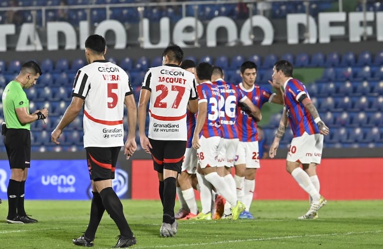 Los jugadores de Cerro Porteño festejan un gol en el partido frente a Libertad por la fecha 22 del torneo Clausura 2024 del fútbol paraguayo en el estadio Defensores del Chaco, en Asunción.