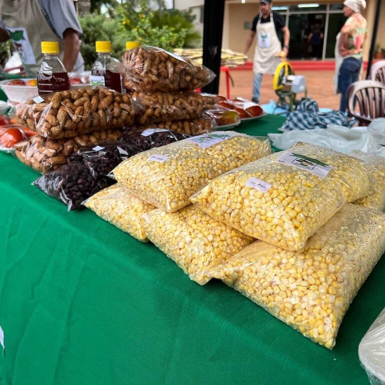 Feria Agropecuaria Semanal en la Municipalidad de Cambyretá.