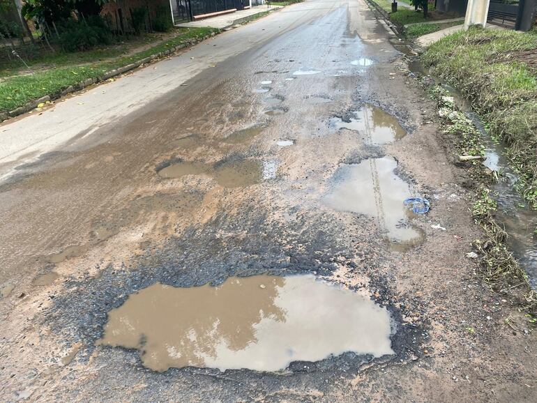 La calle Campo Vía presenta más de 10 baches en menos de dos cuadras.