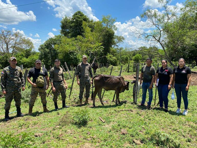 Brigada Antiabigeato entregan vaquilla recuperada al propietario Arnaldo González Prieto, de la compañía Jariguaá, distrito de Sapucai.