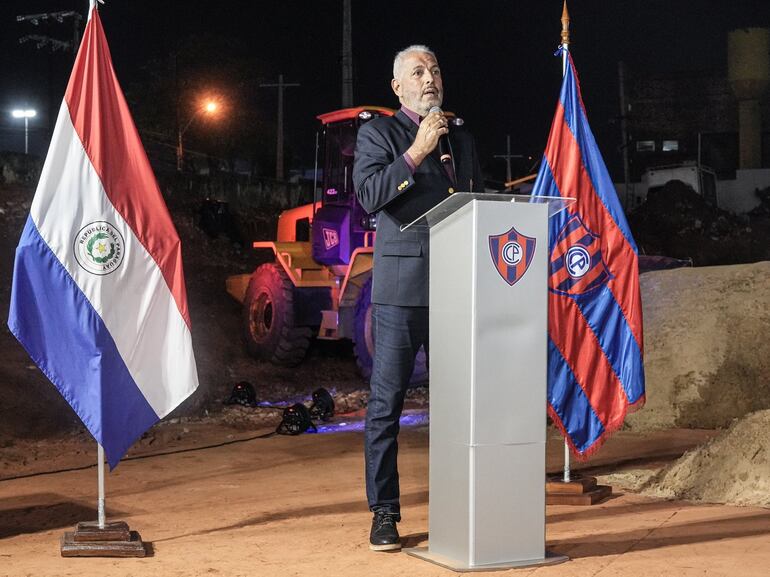 Juan José Zapag, presidente de Cerro Porteño, en el discurso de la ceremonia de palada inicial a la construcción del Polideportivo CCP.