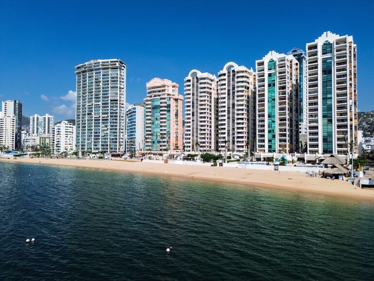 MEX5107. ACAPULCO (MÉXICO), 25/12/2023.- Vista general de una playa con muy poca afluencia de personas debido a la baja ocupación hotelera tras el paso del 'huracán Otis', el 23 de diciembre de 2023, en Acapulco, estado de Guerrero (México). Con playas semivacías y la escasa presencia de turistas, crecen la angustia y la incertidumbre de los empresarios por lo que ocurrirá en la temporada más importante del año para Acapulco, en el sureño estado mexicano de Guerrero, dos meses después del paso del devastador huracán 'Otis'. EFE/ David Guzmán
