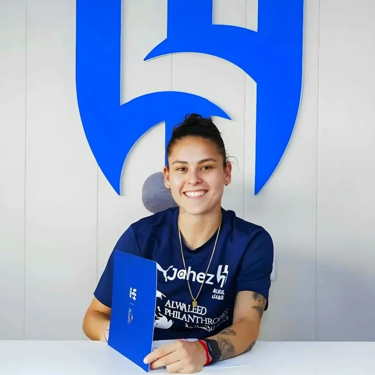 La paraguaya Jessica Martínez en la presentación oficial del Al Hilal Femenino.