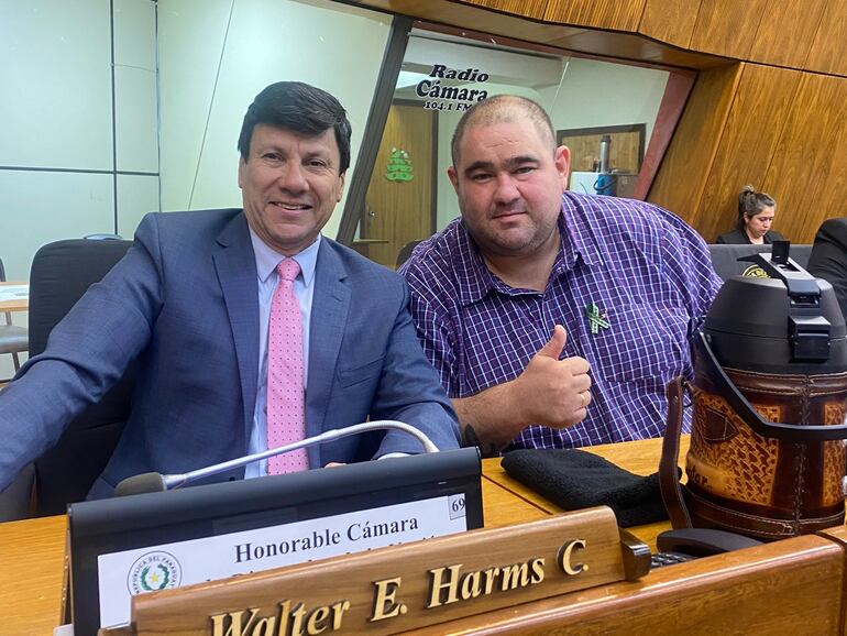 Diputado Colorado Walter Harms (de traje), junto con su colega Jatar "Oso" Fernández.