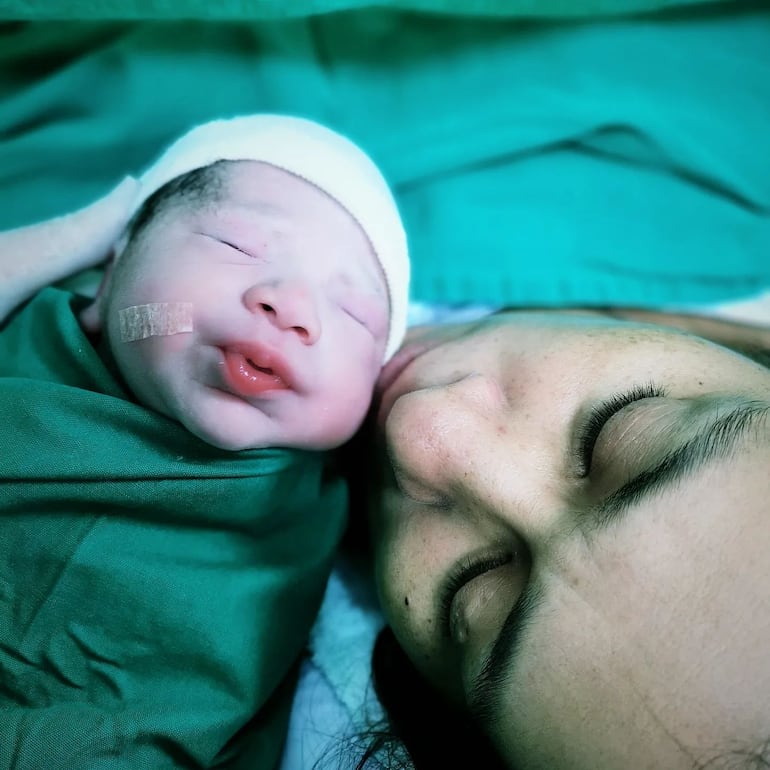 ¡Puro amor! Matías Orué Reyes recibiendo el primer beso de mamá Lilian. (Instagram/Rubén Darío Orué)