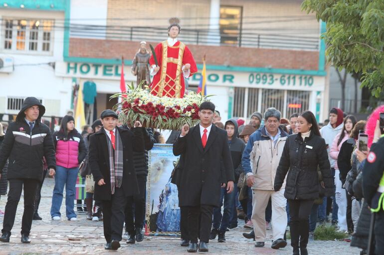 El ingreso en andas de la imagen de San Lorenzo, protector espiritual de los comunidad de Altos. 