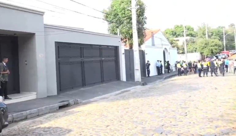 Los jubilados del IPS se congregaron este viernes frente a la vivienda del presidente electo, Santiago Peña, para protestar.