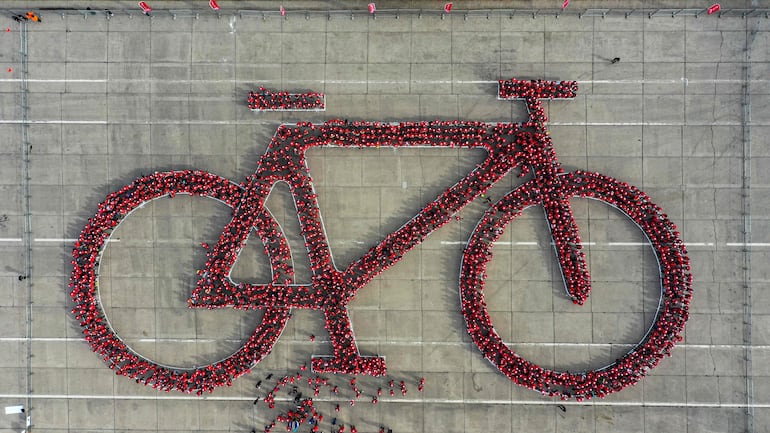 Una bicicleta humana gigante, creada en Santiago para romper el récord Guiness.