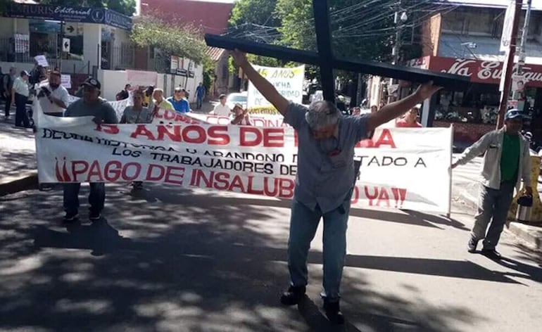 Manifestación de trabajadores del Estado frente al Palacio de Justicia exigiendo la celeridad de demandas por el pago por insalubridad