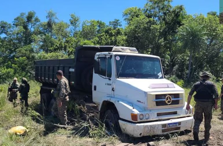 Efectivos de la comisaría de Sargento José Félix López, exPuentesiño, verifican el camión que quedó trancado por el peso de la carga que llevaba.