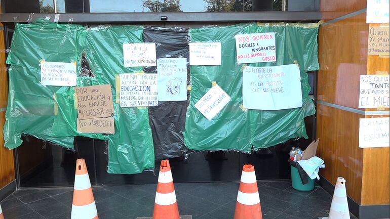 Carteles en la toma del rectorado de la UNA en San Lorenzo.