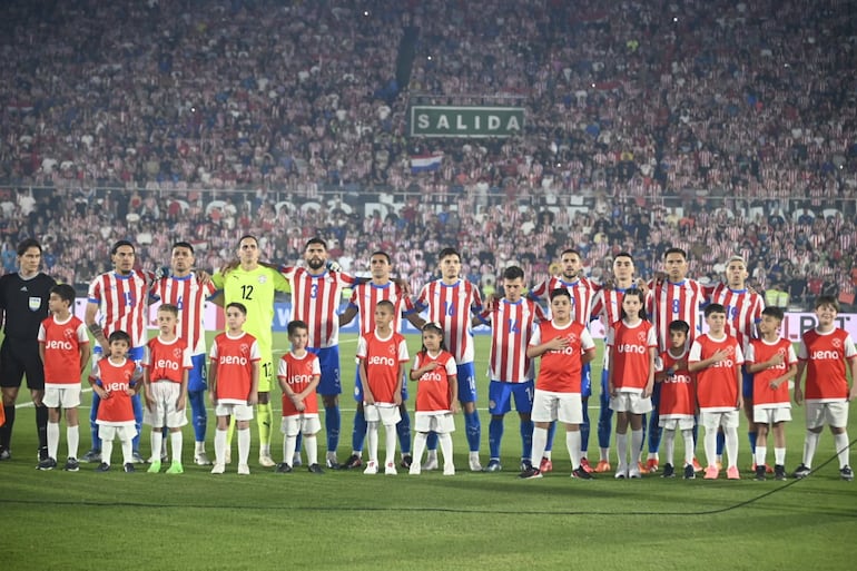 Los jugadores de la selección de Paraguay en la formación previa al partido frente a Argentina por las Eliminatorias Sudamericanas 2026 en el estadio Defensores del Chaco, en Asunción.