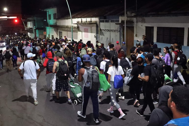 Un grupo de migrantes camina en caravana hacia la frontera norte este lunes, desde el municipio de Tapachula en Chiapas (México). 