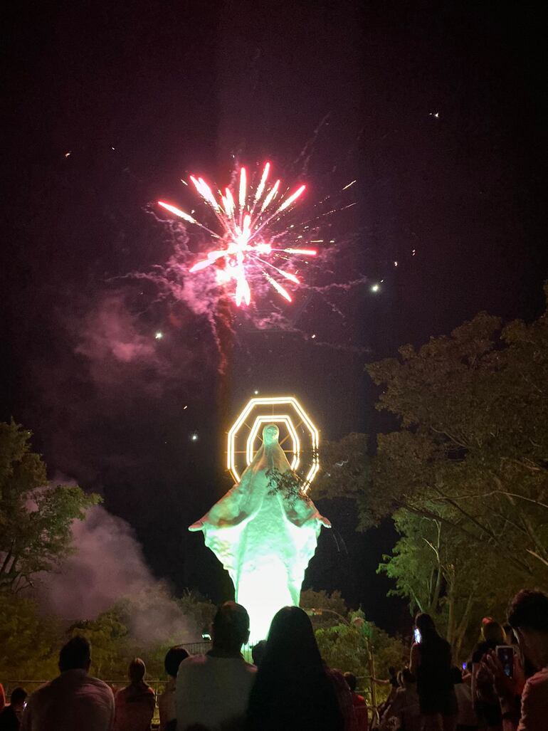 La imagen de la Virgen de la Aparecida ubicada en el mirador Bella Vista.