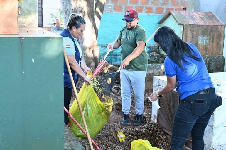 Cuadrillas de la municipalidad proceden a la limpieza del cementerio local.