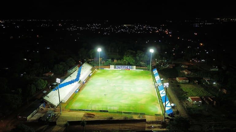 Imagen del estadio del Sportivo Ameliano, captada el miércoles durante la prueba de iluminación y del sistema VAR.