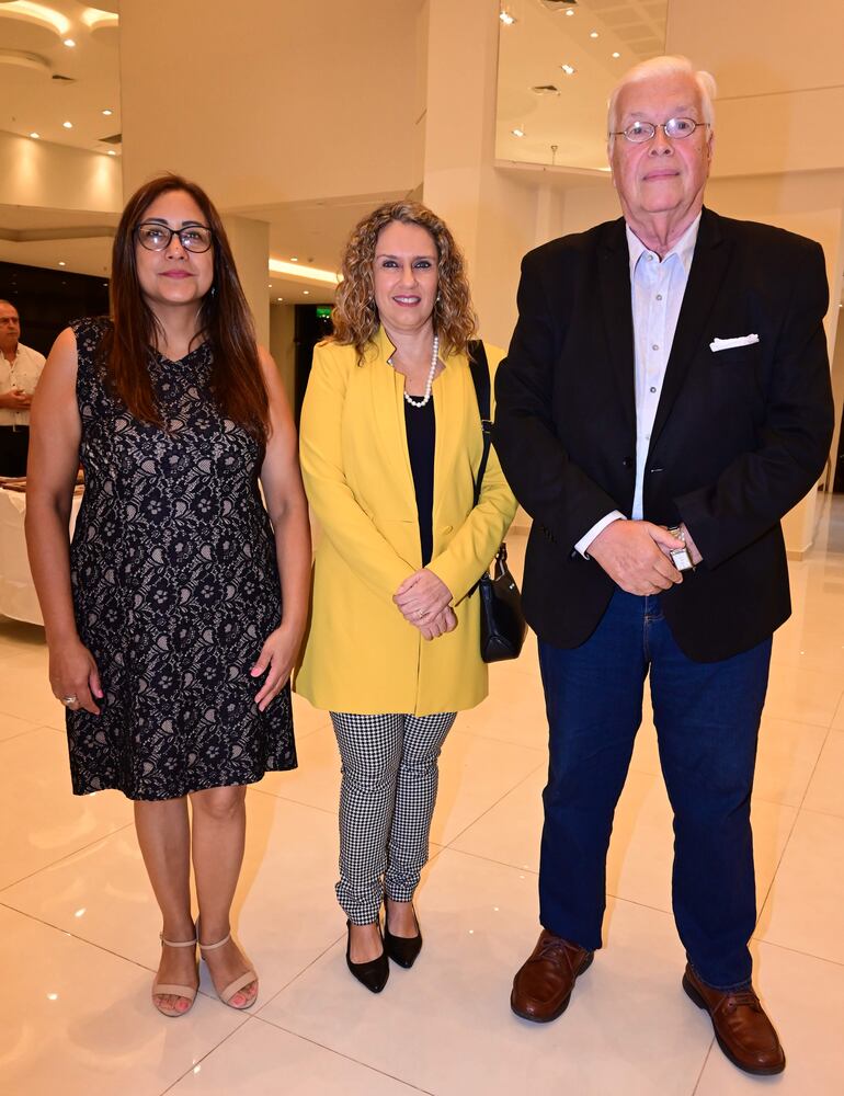 Antonia Delvalle, Rocío Vallejos y Gustavo Oliva Dahlquist.