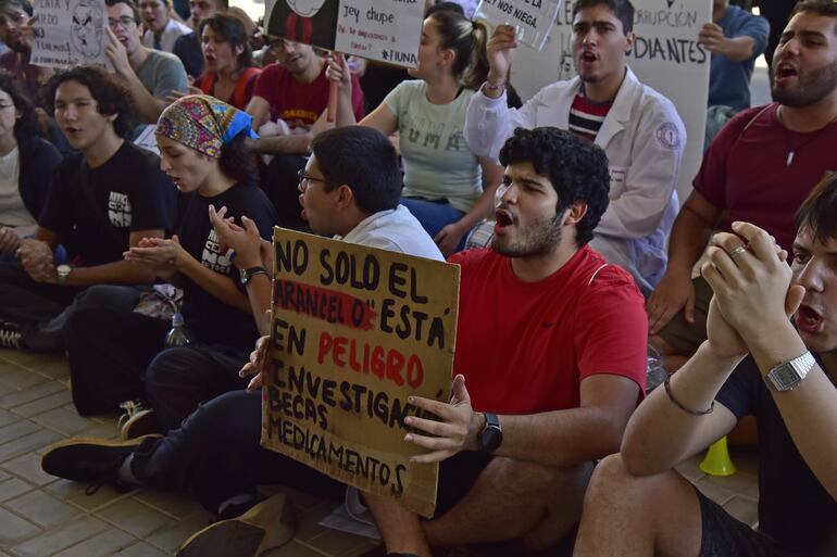 Jóvenes en una sentata de protesta vociferaron contra el Gobierno en reclamo de una nueva ley para blindar programas de salud y de educación.