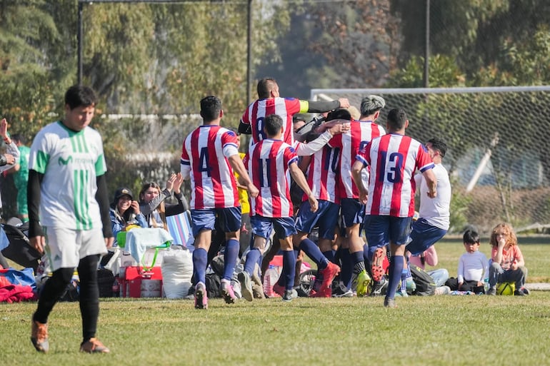 Celebración de los jugadores de Paraguay en el torneo de la Liga de Naciones Amateur.