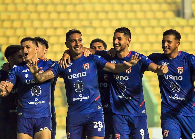 Diego Aguada (28) recibe la congratulación de sus compañeros luego de anotar el gol del triunfo de Sportivo Carapeguá ante Sportivo Iteño.