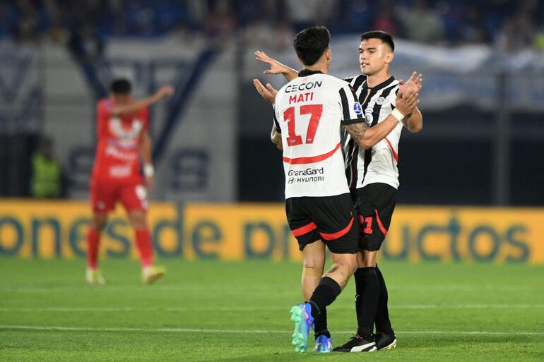 Matías Espinoza (i), jugador de Libertad, celebra un gol en el partido frente a Sportivo Ameliano por la ida de los octavos de final de la Copa Sudamericana 2024 en el estadio Defensores del Chaco, en Asunción.