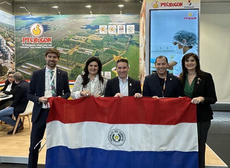 Daniel Delatrée, Ana Ceuppens, Gustavo Giménez, Andrés Gines y Blanca Ceuppens, en el stand de Pechugon, en la feria Anuga.