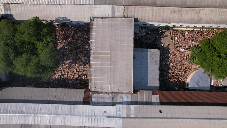 Vista aérea de las personas privadas de libertad en la Cárcel de Tacumbú, durante el Operativo Veneratio.