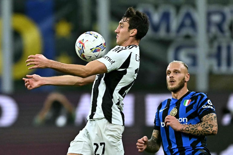 Juventus' Italian defender #27 Andrea Cambiaso controls the ball during the Italian Serie A football match between Inter Milan and Juventus at San Siro stadium in Milan, on October 27, 2024. (Photo by Gabriel BOUYS / AFP)