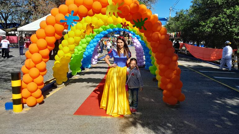 Las princesitas dieron la bienvenida a los niños en la planta de Minerva Foods de San Antonio.
