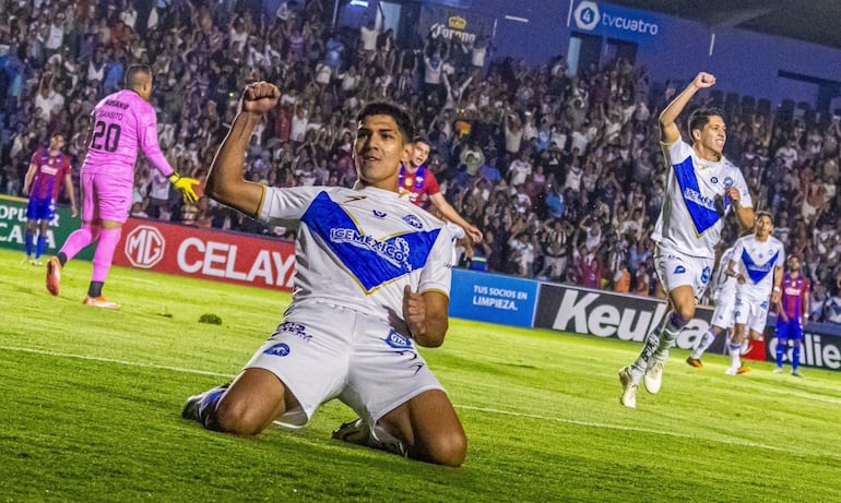 Allan Wlk celebra su gol para el Celaya ante Atlante.