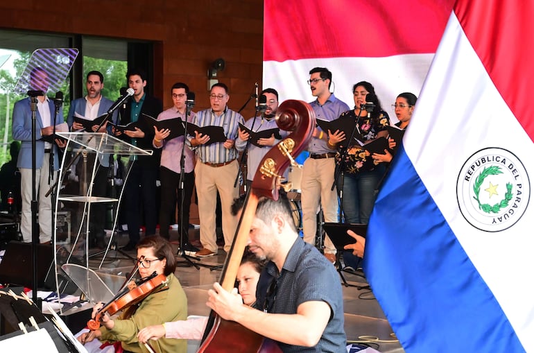 En el coro que interpretó los himnos de ambos países estuvo Michael Savino (quinto desde la izquierda), esposo del embajador Marc Ostfield.