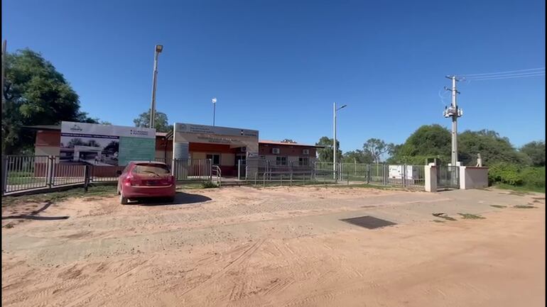 Centro de salud abandonado frente al cual fue encontrado el adolescente asesinado en Filadelfia.