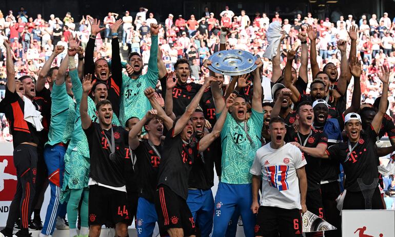 El trofeo de campeón en manos del capitán Manuel  Neuer (37), quien sufrió fractura de tibia y peroné mientras practicaba esquí.