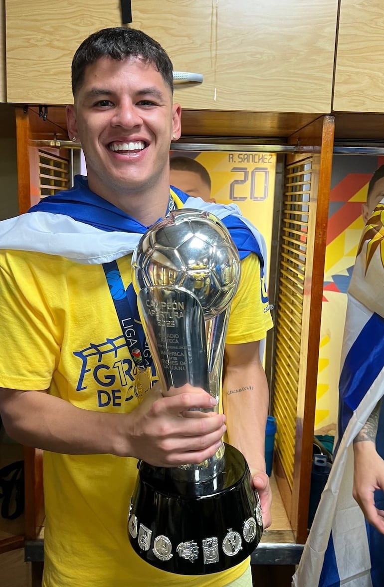 El paraguayo Richard Sánchez con el trofeo de la Liga MX.