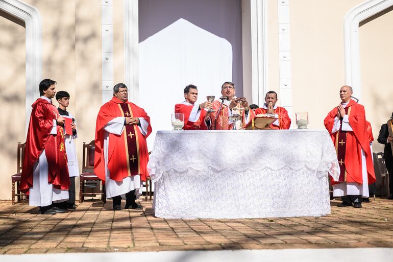 Monseñor Ricardo Valenzuela oficio la misa.