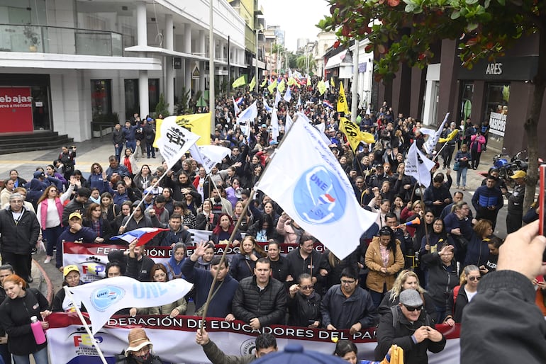 Miles de docentes marcharon en Asunción los días previos a las vacaciones de invierno, donde ya habían suspendido las clases en contra del proyecto de ley de la carrera civil.