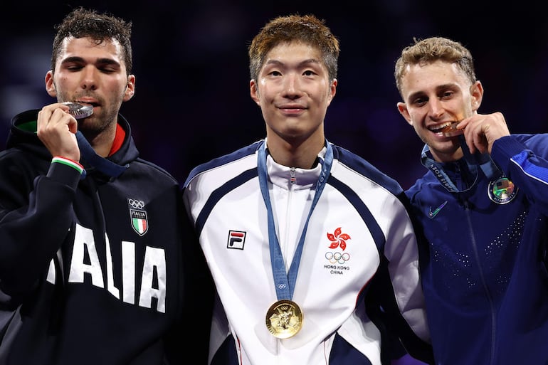 El italiano Filippo Macchi, medalla de plata: Cheung Ka Long, medalla de  oro; yel medallista estadounidense Nick Itkin, medalla de bronce.